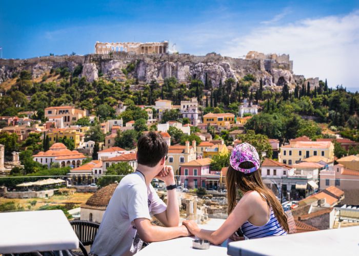 couple gazing at the acropolis