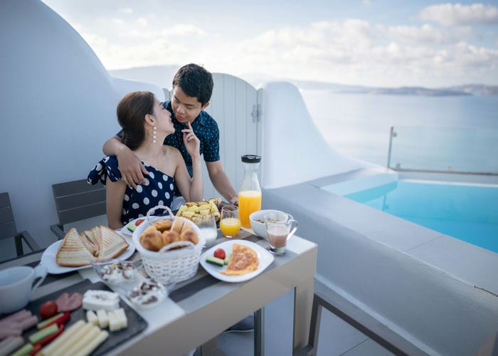 couple eating breakfast