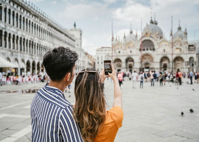 couple sightseeing venice