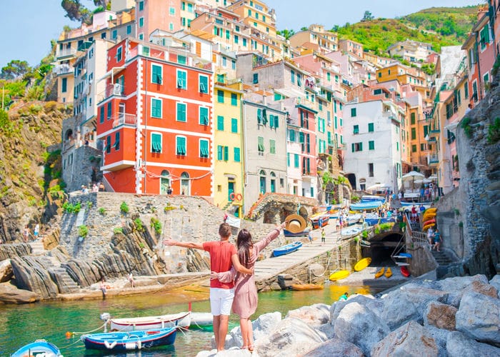 couple in cinque terre