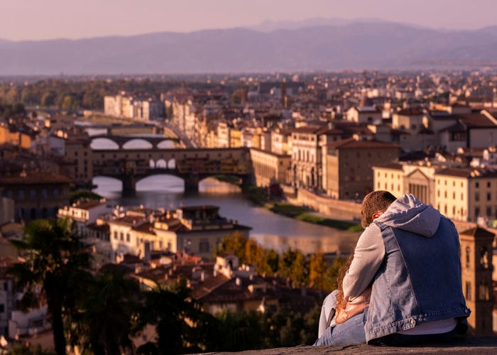 couple kiss florence